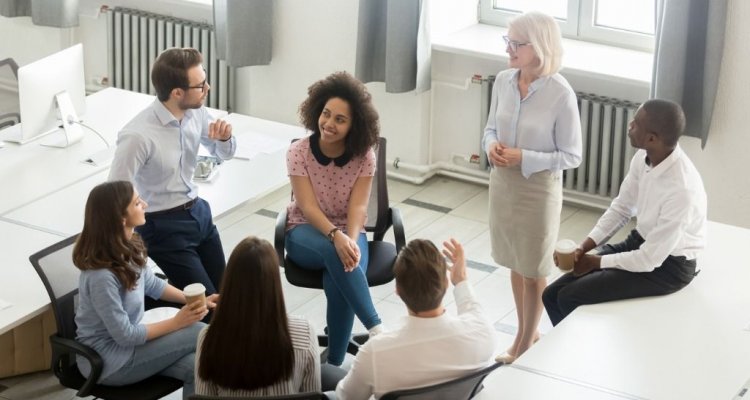 Executivos diversos debatem numa roda estratégicas de rh.