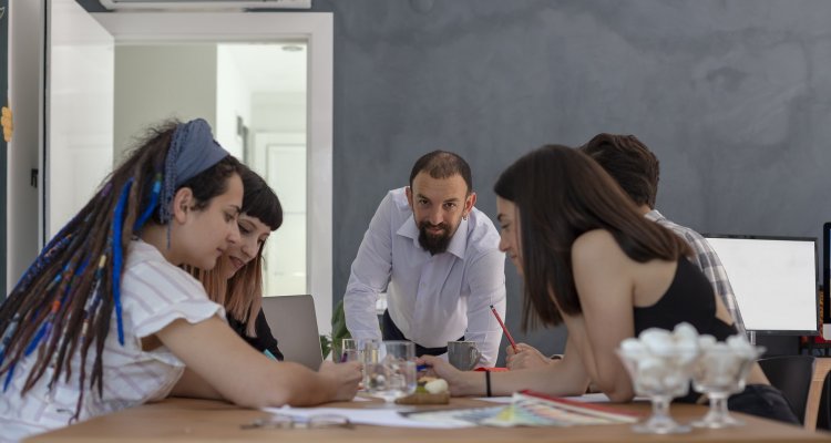Colegas de trabalho de uma empresa informal se reúnem.