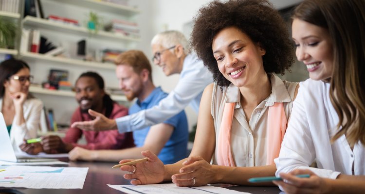 Equipe multicultural analisando dados no ambiente de trabalho