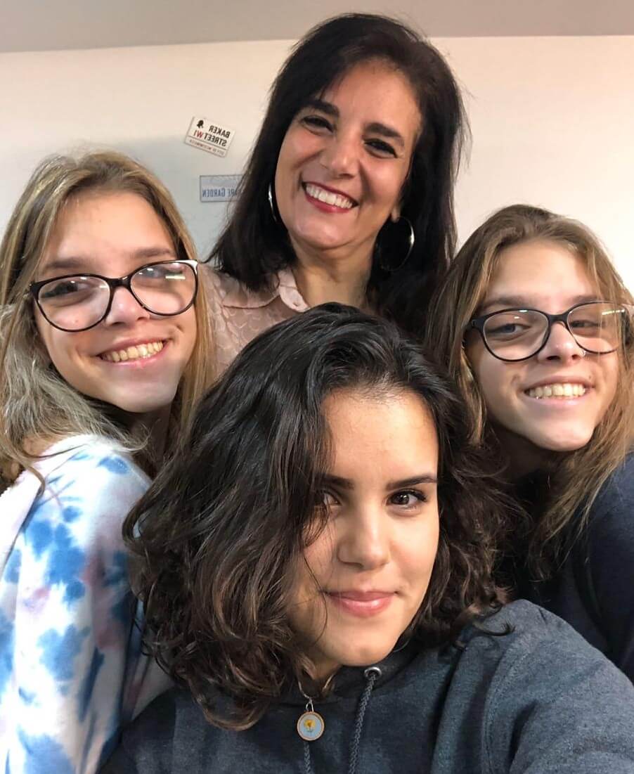 mãe ao lado de suas três filhas