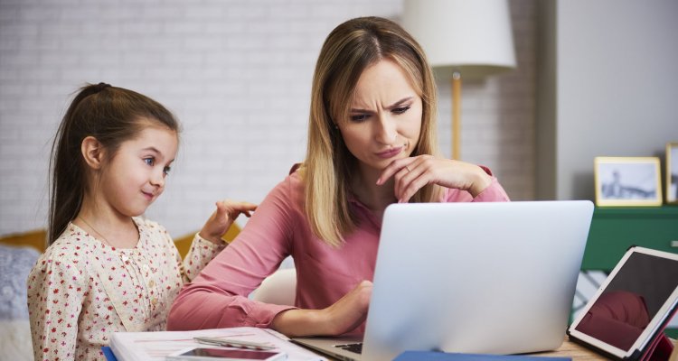 filha incomoda a mãe durante home office no isolamento social